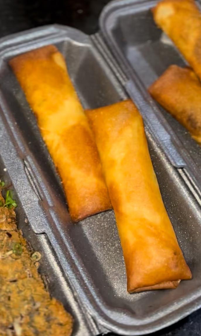 HARUMAKI DE SALMÃO COM CREAM CHEESE E CEBOLINHA